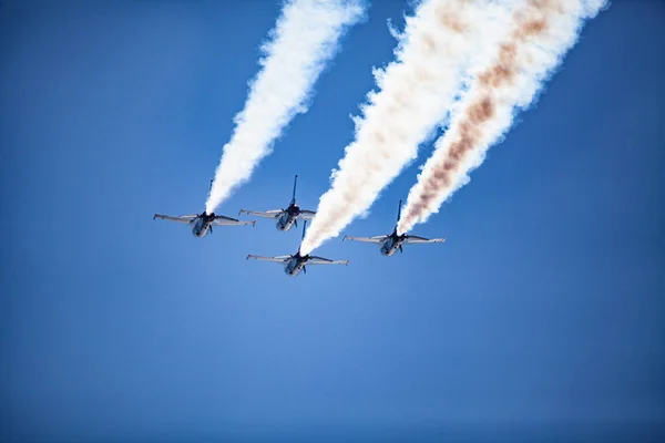 Usaf f16 jatos voando no show aéreo — Fotografia de Stock