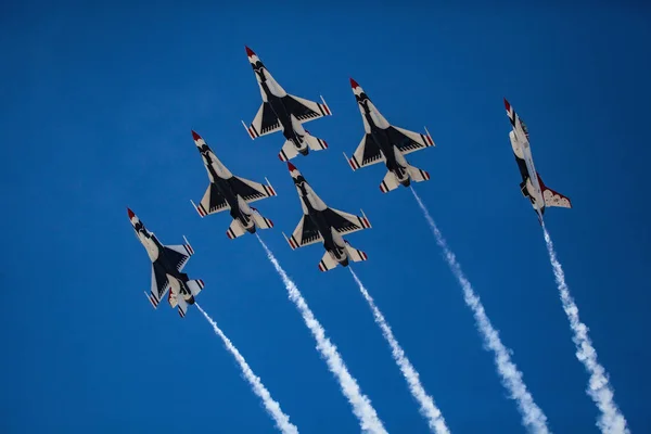 Usaf f16 jatos voando no show aéreo — Fotografia de Stock