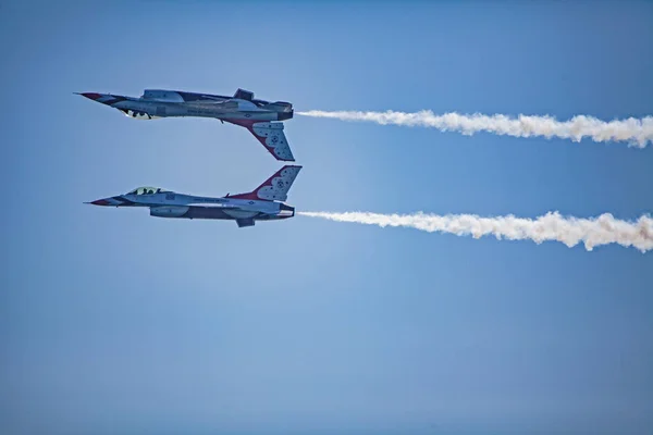 Usaf f16 jatos voando no show aéreo — Fotografia de Stock