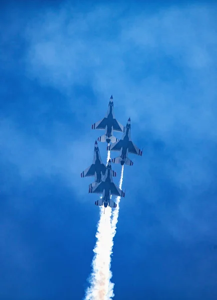 Usaf f16 jets volando en airshow —  Fotos de Stock