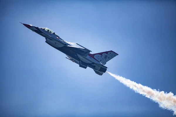 На авиашоу летают истребители F-16 — стоковое фото