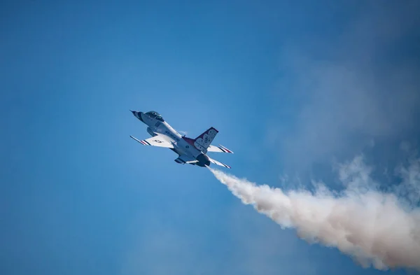 Usaf f16 jetplan som flyger vid flyguppvisning — Stockfoto