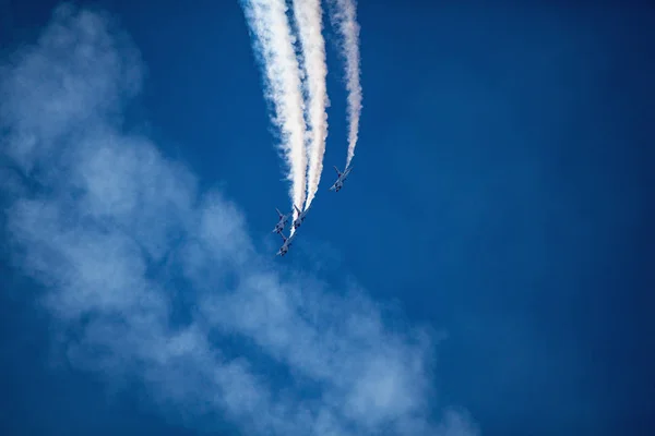 Usaf f16 jetleri hava gösterisinde uçuyor. — Stok fotoğraf