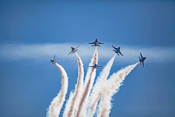 Usaf f16 jatos voando no show aéreo — Fotografia de Stock