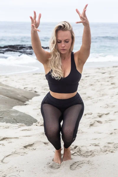 Schöne Blonde Frau Macht Yoga Strand — Stockfoto