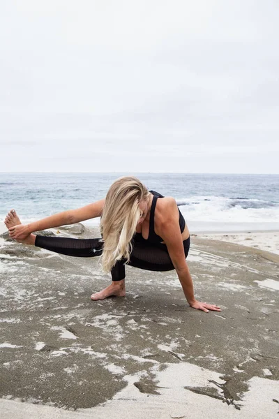 Mooie Blonde Vrouw Doet Yoga Het Strand — Stockfoto