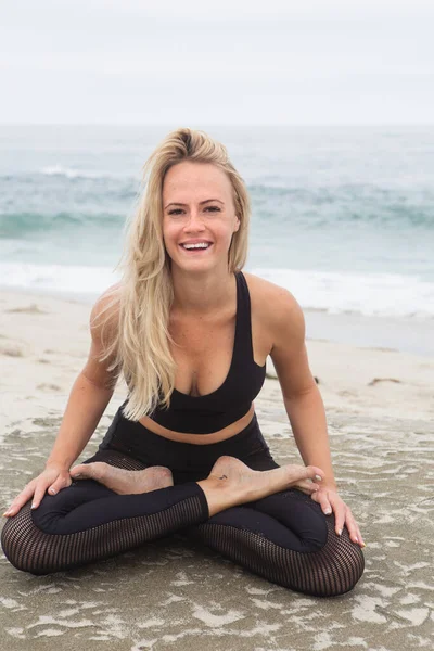 Belle Femme Blonde Faisant Yoga Sur Plage — Photo