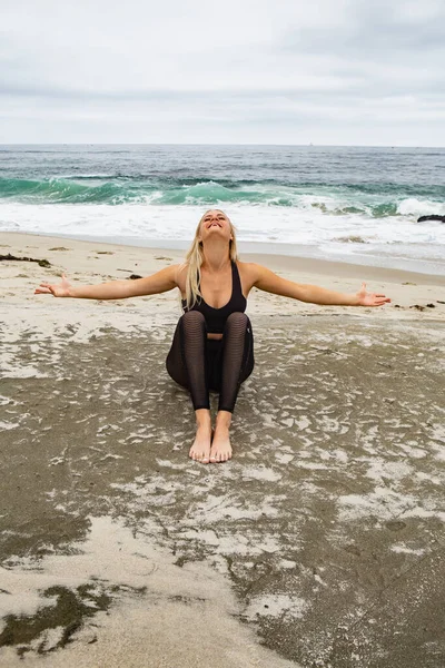 Belle Femme Blonde Faisant Yoga Sur Plage — Photo