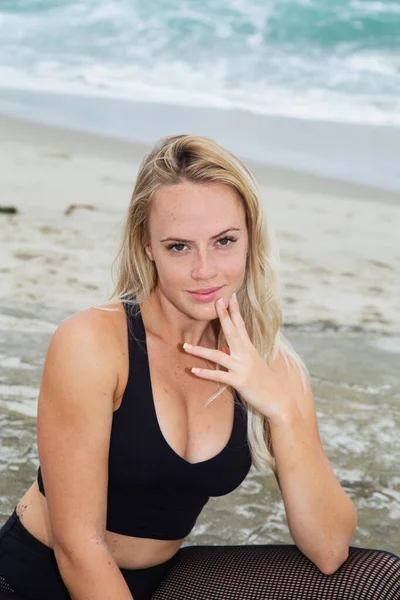 Vacker Blond Kvinna Gör Yoga Stranden — Stockfoto
