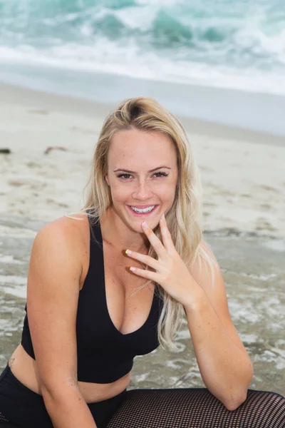 Hermosa Mujer Rubia Haciendo Yoga Playa —  Fotos de Stock