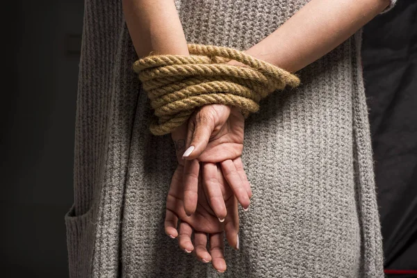 Mãos Femininas Costas Amarradas Com Uma Corda Unhas Compridas — Fotografia de Stock
