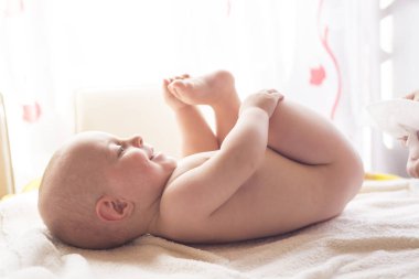 Hijyen - genç bebek cilt ıslak mendil ile silerek momy. Silme, saf, temiz temizlik