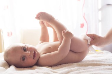 Hijyen - genç bebek cilt ıslak mendil ile silerek momy. Silme, saf, temiz temizlik