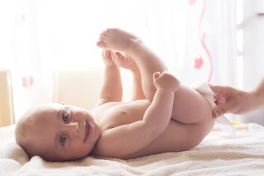 Hijyen - genç bebek cilt ıslak mendil ile silerek momy. Silme, saf, temiz temizlik