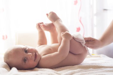 Hijyen - genç bebek cilt ıslak mendil ile silerek momy. Silme, saf, temiz temizlik