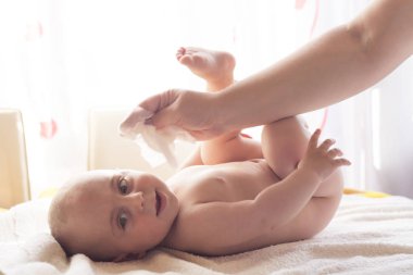 Hijyen - genç bebek cilt ıslak mendil ile silerek momy. Silme, saf, temiz temizlik