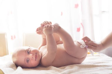 Hijyen - genç bebek cilt ıslak mendil ile silerek momy. Silme, saf, temiz temizlik