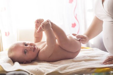 Hijyen - genç bebek cilt ıslak mendil ile silerek momy. Silme, saf, temiz temizlik