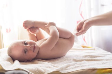 Hijyen - genç bebek cilt ıslak mendil ile silerek momy. Silme, saf, temiz temizlik