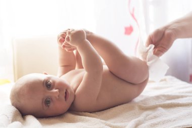 Hijyen - genç bebek cilt ıslak mendil ile silerek momy. Silme, saf, temiz temizlik