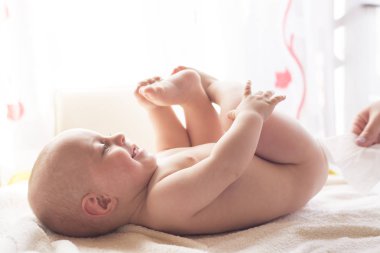 Hijyen - genç bebek cilt ıslak mendil ile silerek momy. Silme, saf, temiz temizlik