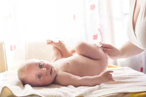 Hygien Ung Momy Torka Baby Huden Med Våtservetter Rengöring Torka — Stockfoto