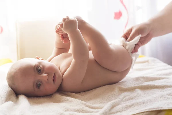 Hygien Ung Momy Torka Baby Huden Med Våtservetter Rengöring Torka — Stockfoto