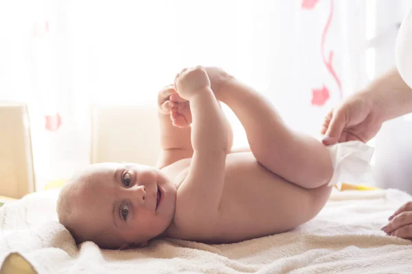 衛生学 Momy ウェットおしりふきで赤ちゃんの肌を拭きます クリーニング ワイプ 純粋なきれいな — ストック写真