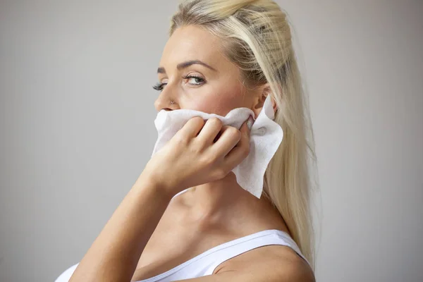 Mujer Joven Limpia Cara Los Ojos Con Toallitas Húmedas Quitar —  Fotos de Stock