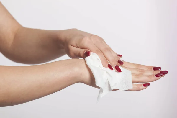 Jovem Mulher Limpa Mãos Com Toalhetes Molhados — Fotografia de Stock