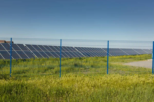 Грязьова Чиста Електроенергія Сонячна Панель Зовні Траві Фотоелектрична — стокове фото