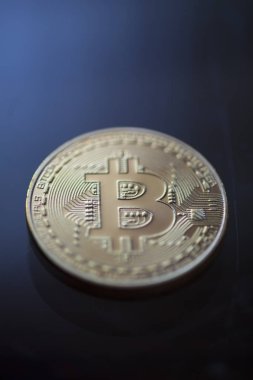 Bitcoin curency Dof mavi cam arka plan üzerinde. Altın metal sembol sikke fotoğraf