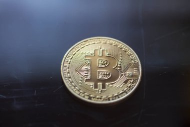 Blok zinciri - mavi cam zemin üzerine Bitcoin curency. Altın metal simgesi