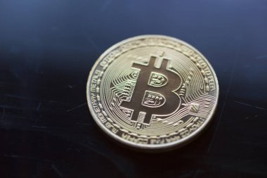 Blok zinciri - mavi cam zemin üzerine Bitcoin curency. Altın metal simgesi