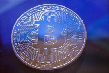Bitcoin para birimi para aşırı closeup makro. Renkli ışıklarla oynamak