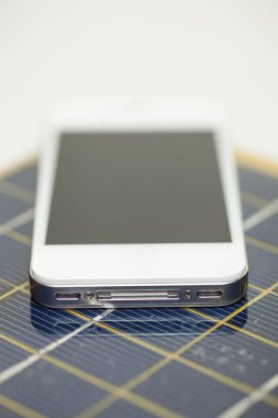 Yeşil enerji kavramı - cep telefonu ile güneş enerjisi şarj