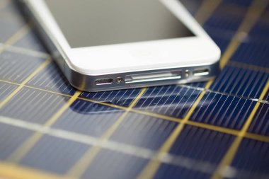 Yeşil enerji kavramı - cep telefonu ile güneş enerjisi şarj