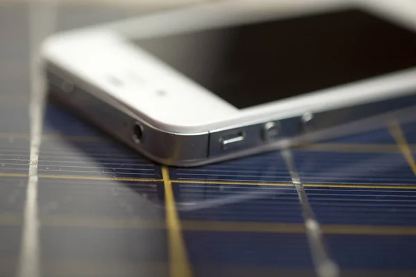 Концепція Зеленої Енергії Мобільний Телефон Заряджається Сонячною Енергією — стокове фото