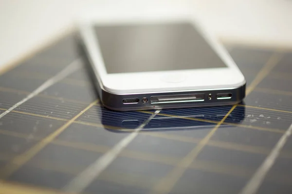 Концепція Зеленої Енергії Мобільний Телефон Заряджається Сонячною Енергією — стокове фото