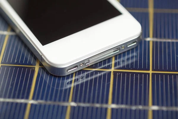 에너지의 태양광으로 휴대폰 — 스톡 사진