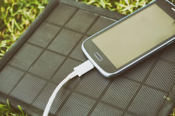 Uso Energia Renovável Carregadores Telefone Móvel Grama Natureza Com Sol — Fotografia de Stock