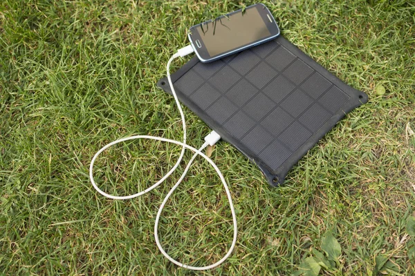 Uso Energía Renovable Cargadores Teléfono Móvil Hierba Naturaleza Con Sol — Foto de Stock