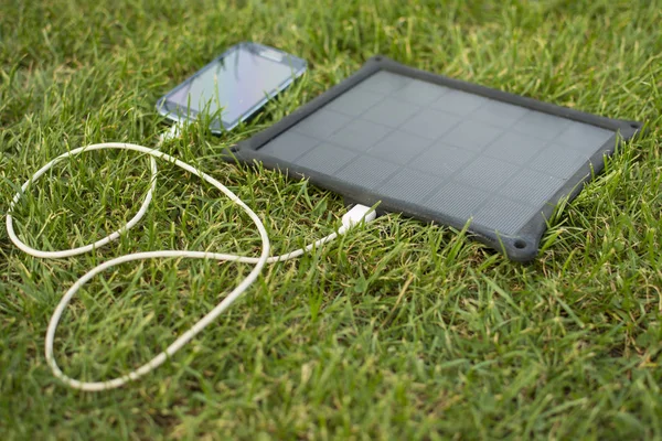 Využívání Obnovitelných Zdrojů Energie Nabíječky Mobilních Telefonů Trávě Přírodě Sun — Stock fotografie
