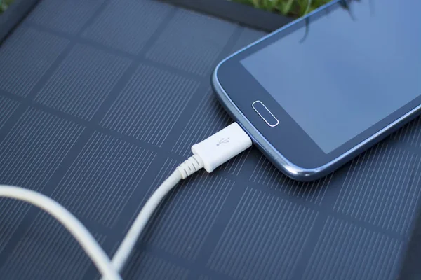 Användningen Förnybar Energi Mobilladdare Gräs Naturen Med Sol — Stockfoto
