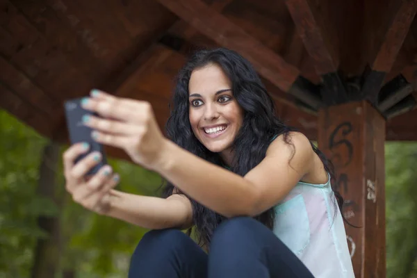 Sociale Netwerken Gemengd Ras Jonge Lachende Vrouw Gebruik Smart Phone — Stockfoto