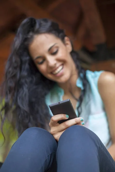 Sociale Netwerken Gemengd Ras Jonge Lachende Vrouw Gebruik Smart Phone — Stockfoto
