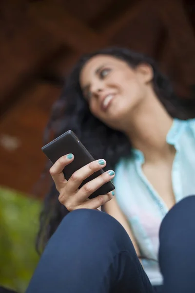 Sociale Netwerken Gemengd Ras Jonge Lachende Vrouw Gebruik Smart Phone — Stockfoto