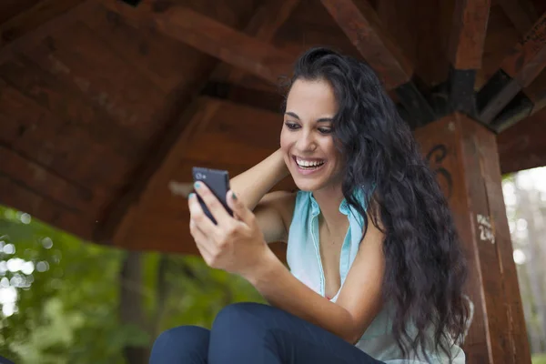 Sociale Netwerken Gemengd Ras Jonge Lachende Vrouw Gebruik Smart Phone — Stockfoto