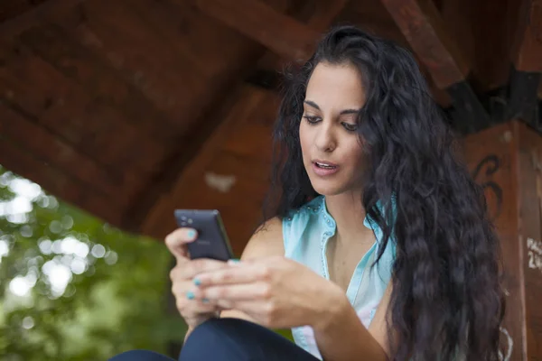 Sociale Netwerken Gemengd Ras Jonge Lachende Vrouw Gebruik Smart Phone — Stockfoto