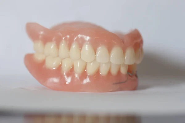 Dentadura Artificial Médica Sobre Fondo Blanco — Foto de Stock